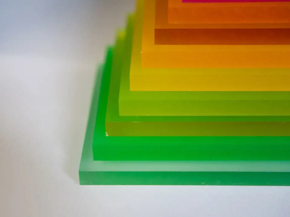 Plexisklo se dá i barvit. Často se pak používá jako materiál pro výrobu reklamních předmětů.