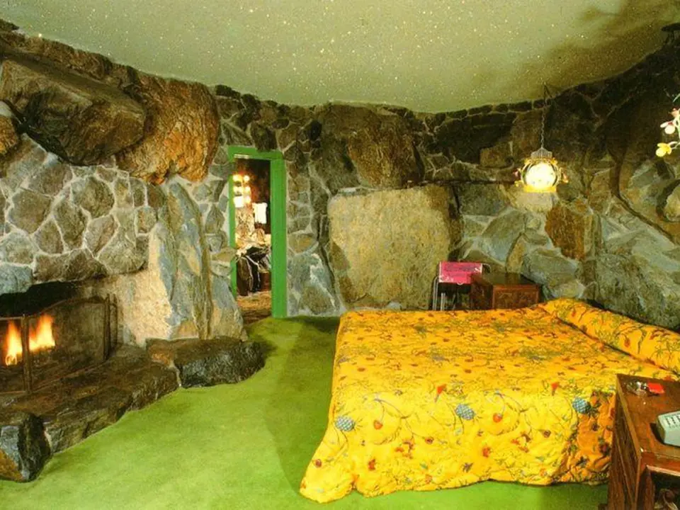 5. Hotelový pokoj ve stylu jeskynního člověka - Pokoj ve stylu jeskynního muže se nachází v hotelovém kompexu s poetickým názvem Madonna Inn ve městě San Luis Obispo v Kalifornii.