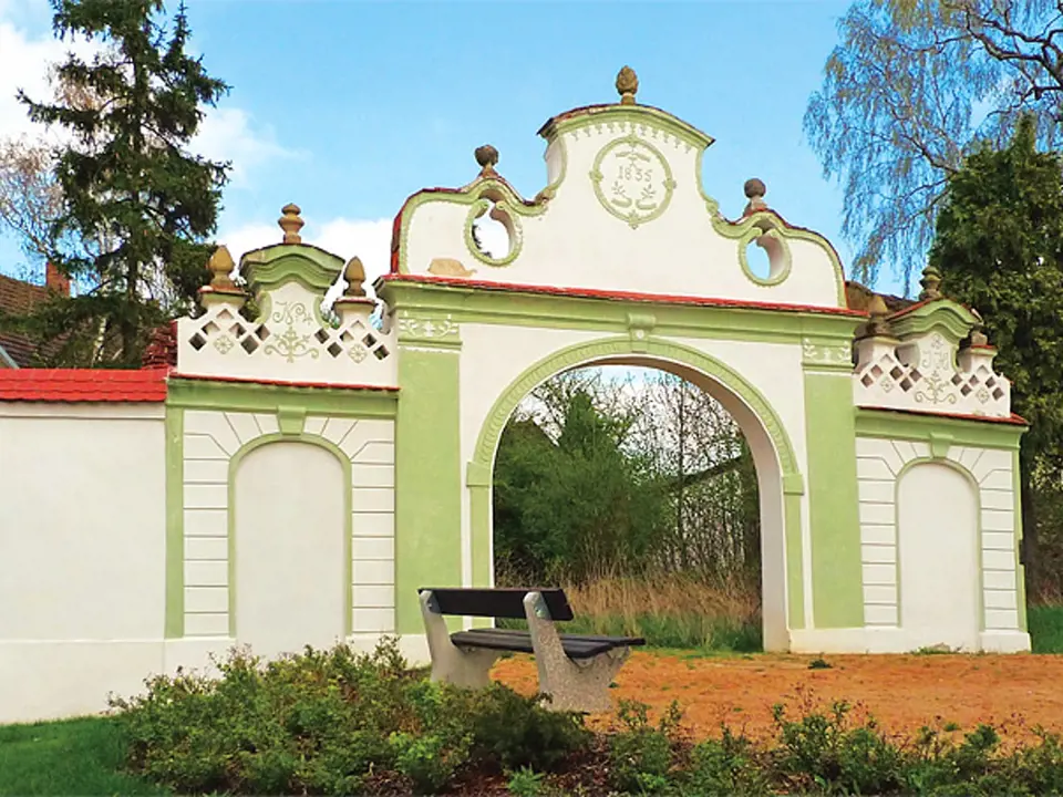 V obci Boreč zbyla z několika barokních a klasicistních bran jediná