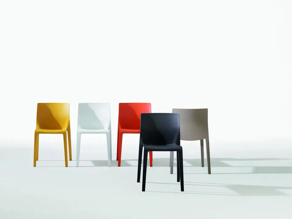 Židle Juno je příkladem univerzálnosti, jednoduchosti a elegance plastových židlí. Lisovaná v jediném výrobním kroku se vyrábí ve čtyřech modifikacích: s plnými nebo odlehčenými zády, s a bez područek, a v pěti barvách. Ve všech variantách je stohovate...