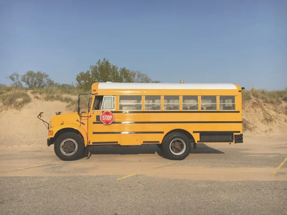 Pár z Michiganu prodal dům a předělal si pro cestování školní autobus