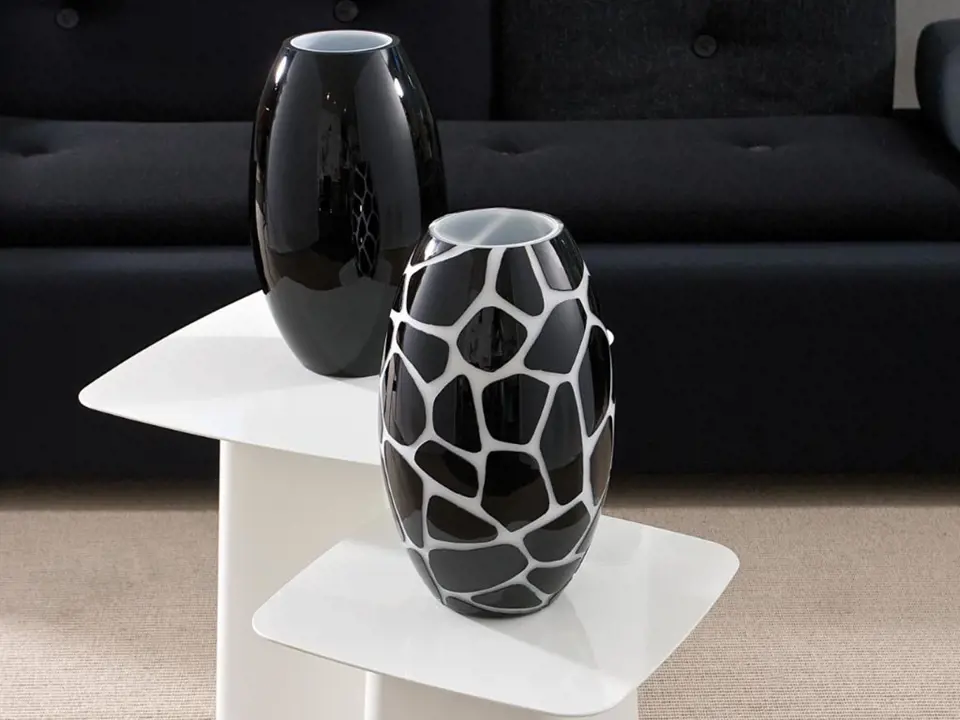 Designed Olgoj Chorchoj, rok výroby: 2009, technologie: přejímané opálové sklo. Vázy Labyrint jsou navrženy v kontrastním provedení bílo-černé a černo-bílé. Jejich vnější plášť je narušen technologií pískování. Na povrchu váz tak vzniká matný labyrint....