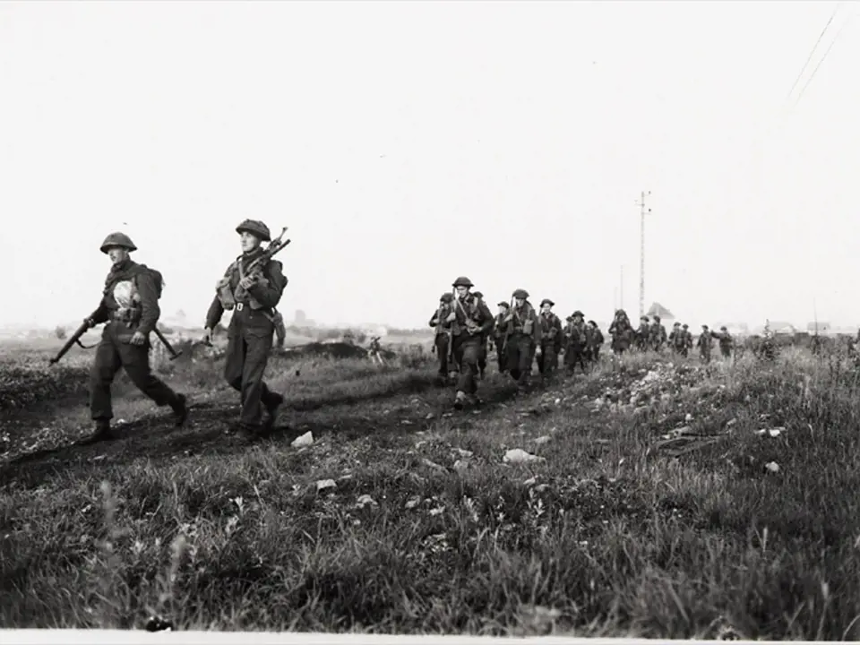 Kanadská pěchota při postupu osvobozovanou Francií