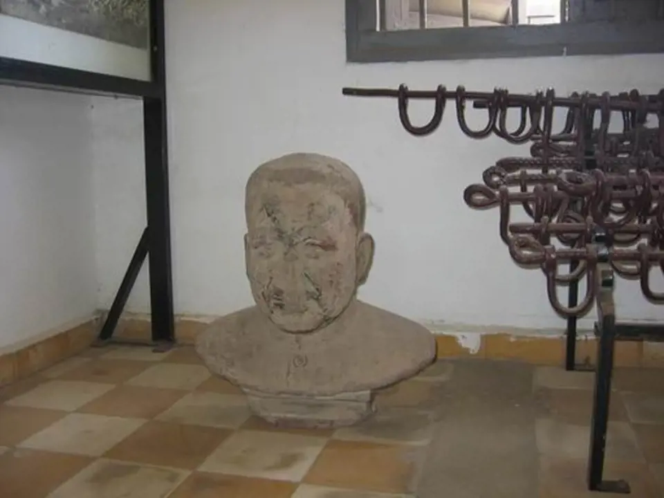 Pol Potova busta v Muzeu genocidy