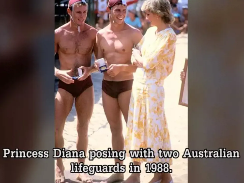 Princezna Diana pózuje se dvěma oceněnými australskými záchranáři v roce 1988.