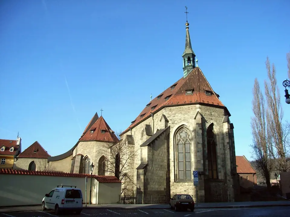 První dům přímo vlastněný univerzitou se nacházel nedaleko Anežského kláštera