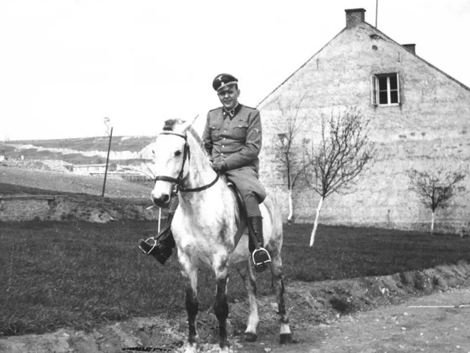 Amon Göth na svém bílém koni