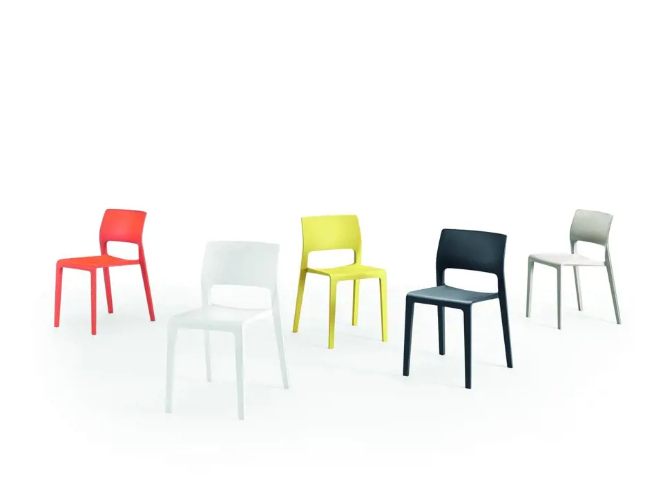 Židle Juno je příkladem univerzálnosti, jednoduchosti a elegance plastových židlí. Lisovaná v jediném výrobním kroku se vyrábí ve čtyřech modifikacích: s plnými nebo odlehčenými zády, s a bez područek, a v pěti barvách. Ve všech variantách je stohovate...