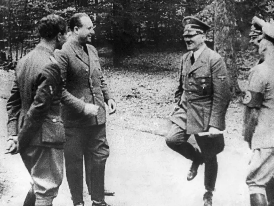 Vzácný moment, kdy Hitler pobavil své důstojníky tanečkem.