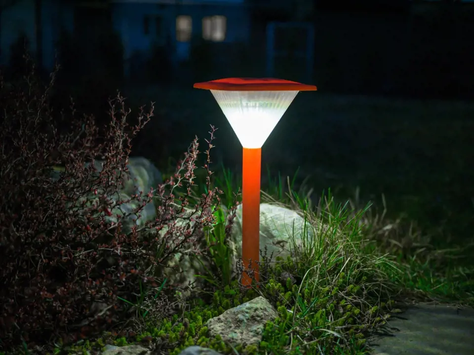 Solární lampa pomůže s orientací v noční zahradě.