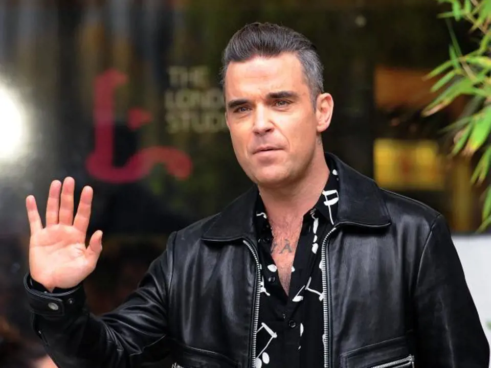 Robbie Williams našel pod stromečkem kosmetickou sadu na úpravu obočí...