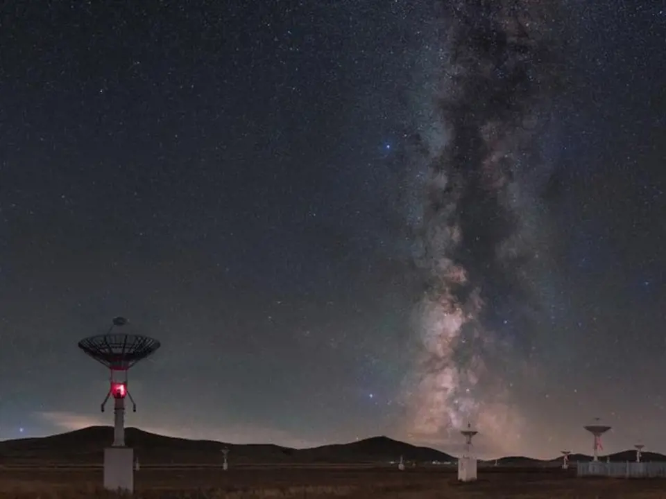 Oceněná fotografie složená z 20 samostatných snímků ukazuje Mléčnou dráhu na pozadí soustavy radioteleskopů stanice Mingantu ve Vnitřním Mongolsku, regionu na severu Číny.