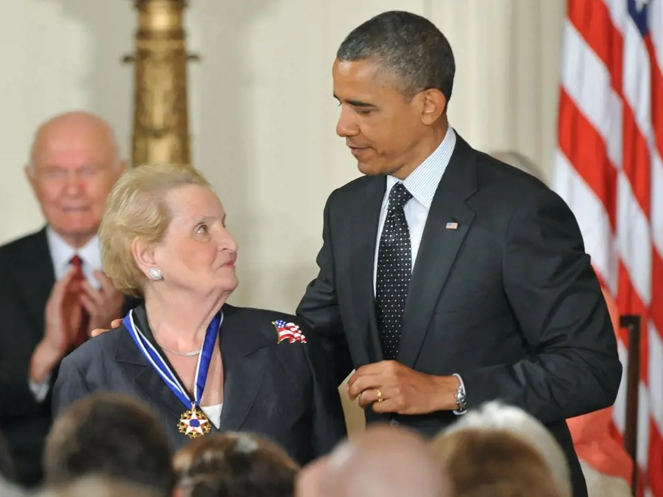 Madeleine Albright dostala od Baracka Obamy Prezidentskou medaili svobody. 