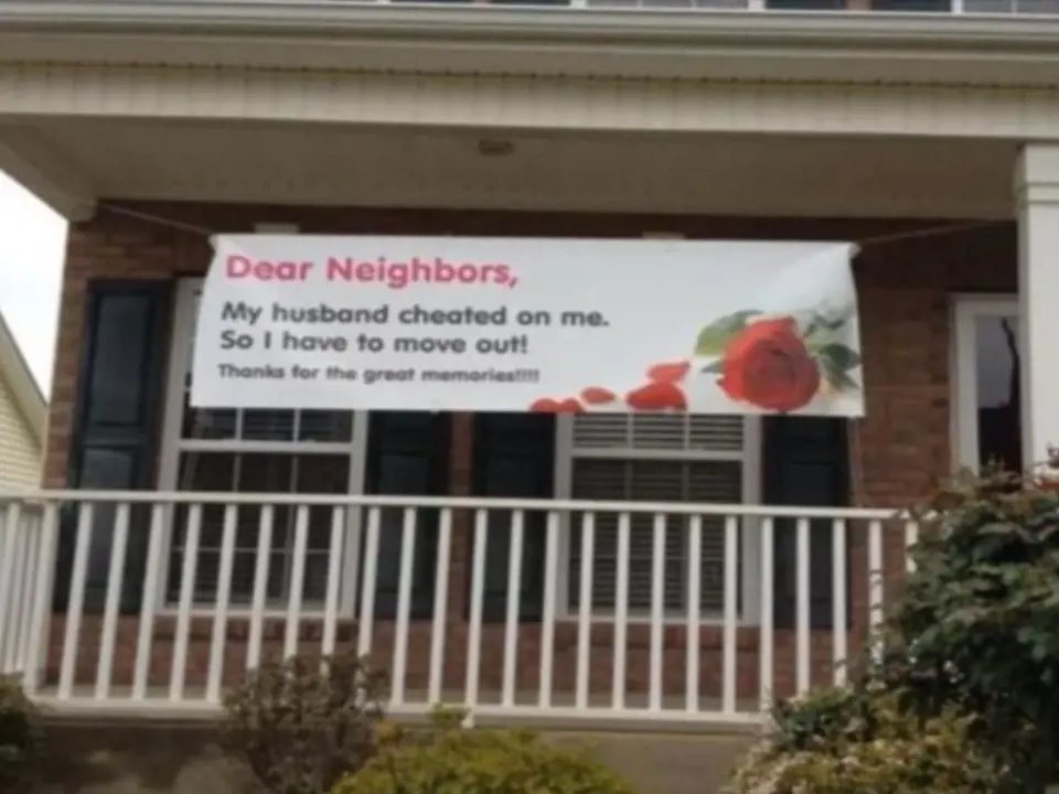 Další povedený nápis informující sousedy o důvodu stěhování.