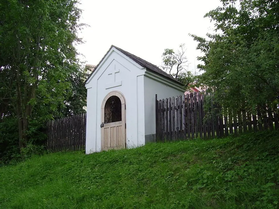 Kaplička v obci Razová, kam byla vyhoštěna Slánského rodina.