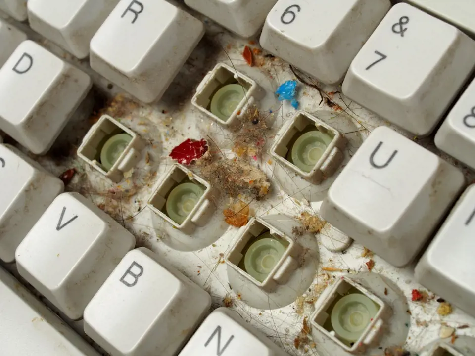 Neudržovaná klávesnice je přímo magnetem nečistot.