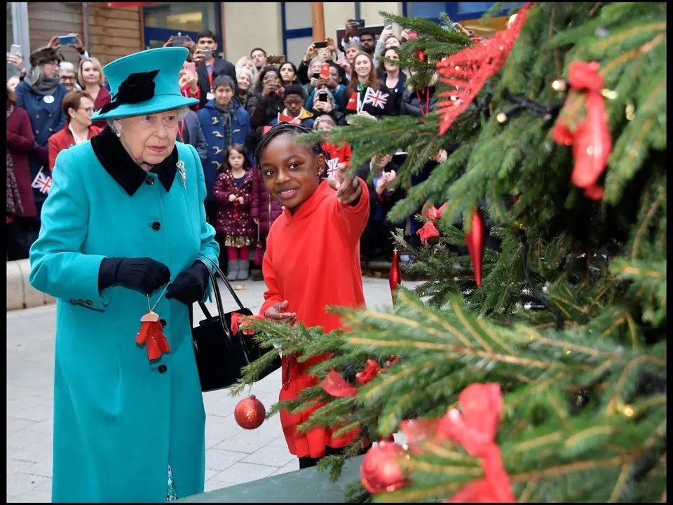 Při rozsvěcení stromu měla královna nazelenalý kabát.