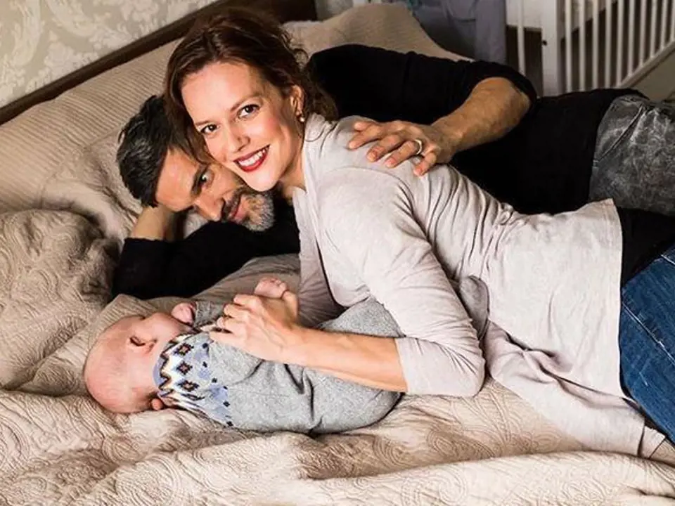 Andrea Růžičková Kerestešová (33) porodila v srpnu syna Tobiáše, jehož otcem je umělec Mikoláš Růžička. Andrea je matkou na plný úvazek a svou novou roli zbožňuje, o čemž se mohou přesvědčit třeba její fanoušci na Instagramu.