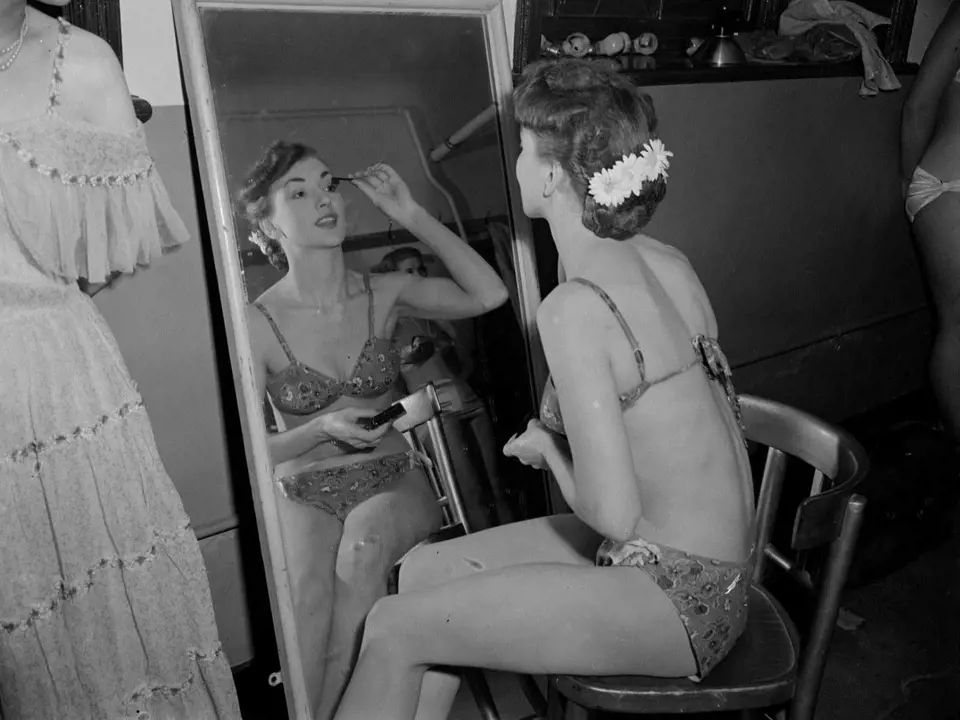 Margaret van Beer z Holandska se připravuje na finále Miss World 1951