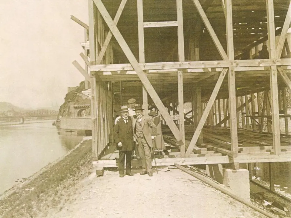 Jaro 1912: na betonových pilířích zapuštěných do hráze právě vyrostla sloupková kostra loděnice 