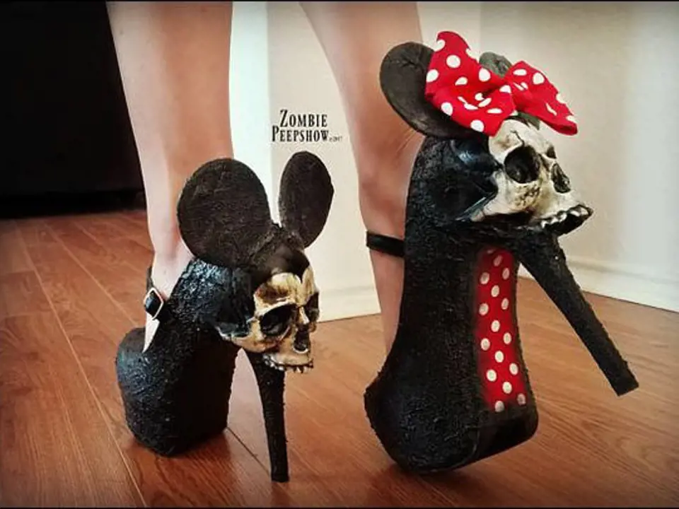 Mickey a Minnie Mouse jako lebkové botky.