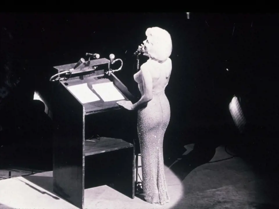 6. Její šaty jsou nyní velmi ceněným artiklem. V aukční síni Julien’s se její róba, v níž v roce 1962 zpívala prezidentu Kennedymu k 45. narozeninám Happy Birthday, vydražila za neuvěřitelných 4,8 milionů dolarů. To bílé šaty z...