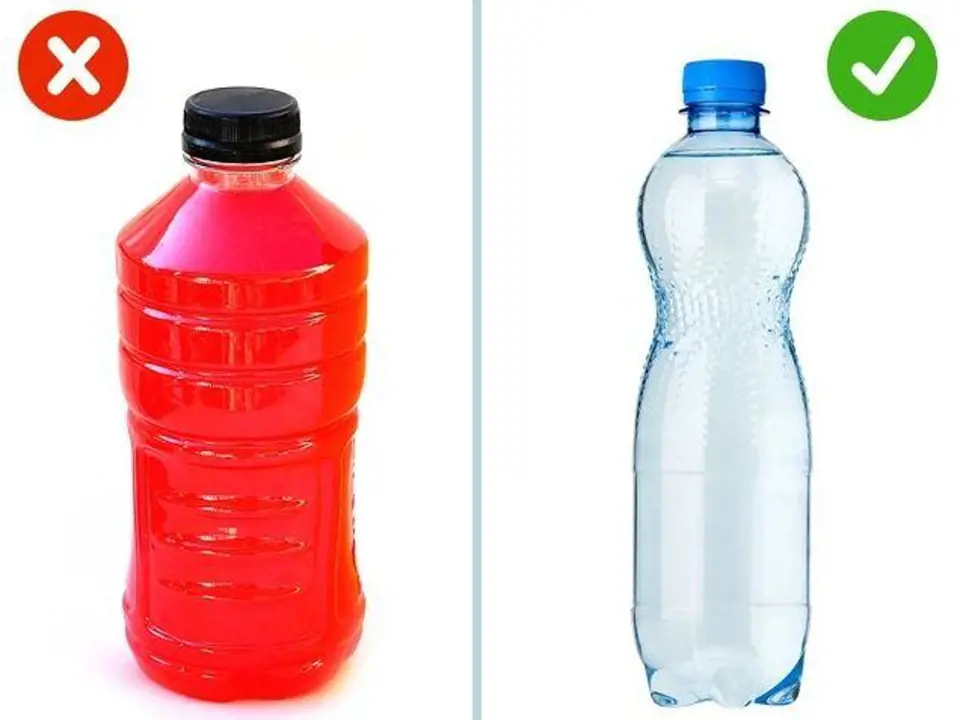 Sportovní nápoje versus čistá voda - Neutrácejte v posilovně za zbytečnosti. Místo umělých drinků si raději dějte čistou vodu. Tu ostatně popíjejte po celý den.