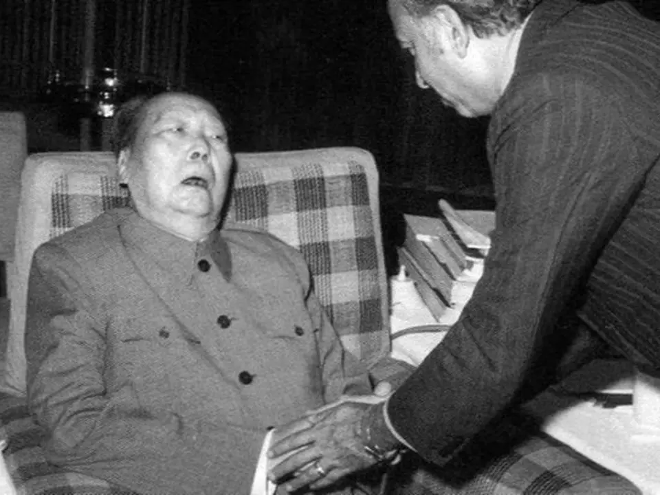 Mao Ce-tung krátce před smrtí přijímá pákistánského premiéra.