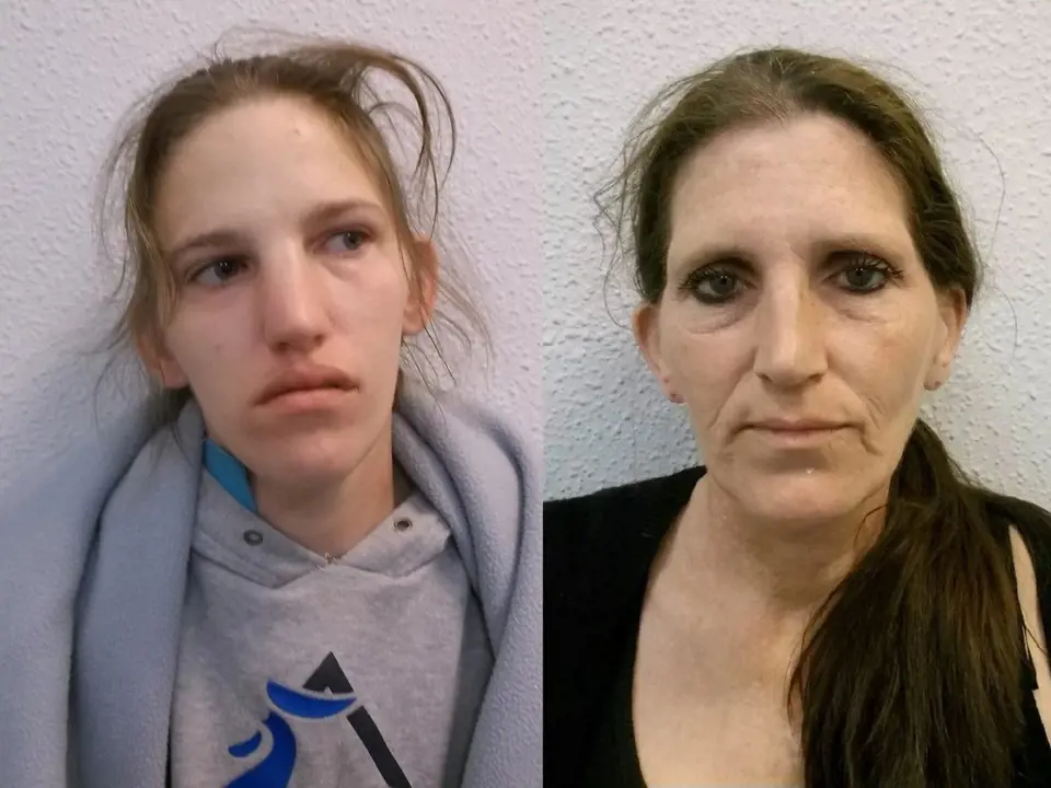 Snímek ze zadržení Emmy Beach (vlevo) a Karen Briggs 14. 8. 2015. Soud s oběma se konal o rok později.