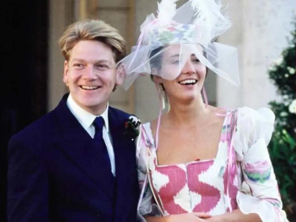 Svatba Emmy Thompson a Kennetha Branagha v srpnu 1989. Klobouk i vzor na šatech se vážně nepovedly.