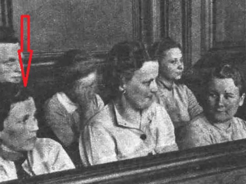 Elisabeth Becker, nacistická doznorkyně z koncentračního tábora Stutthof před soudním tribunálem. Dne 31. května 1946 byla odsouzena k trestu smrti oběšením. Rozsudek byl vykonán 4. července 1946 na kopci Biskupia Gorka.