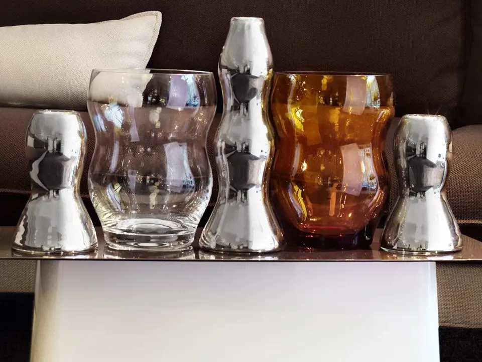 Designed Michael Koenig, rok výroby: 2010, technologie: foukané a stříbřené sklo. Rodina vázy a dvou svícnů - jeden dává tvar ostatním - otec, matka a dítě. Váza je z barevného skla, svícny pak ze skla stříbřeného. Volba materiálu podporuje příběh a vy...