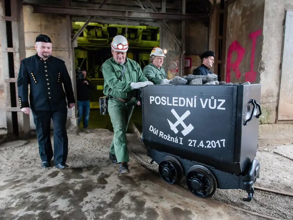 Horníci vyvezli 27. dubna poslední vůz uranové rudy z dolu Rožná I v Dolní Rožínce na Žďársku. Důl Rožná I je posledním uranovým dolem jak na území České republiky, tak i ve střední Evropě. V provozu byl od 1957 do roku 2016.