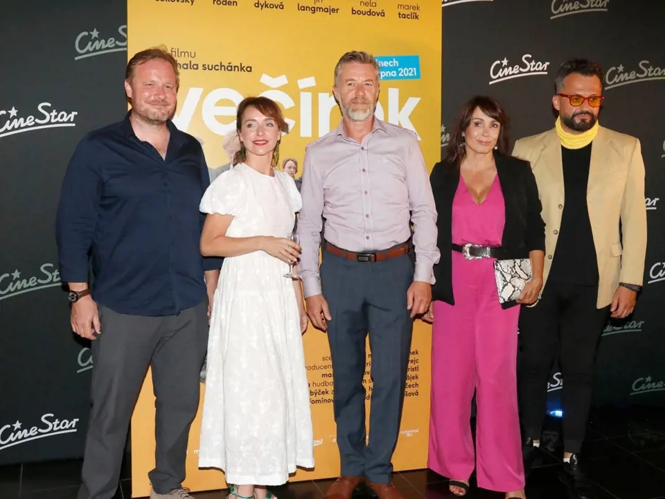 Na premiéru filmu Večírek dorazila Nela Boudová, Jiří Langmajer, Tatiana Dyková, Marián Čekovský a Matěj Dadák.
