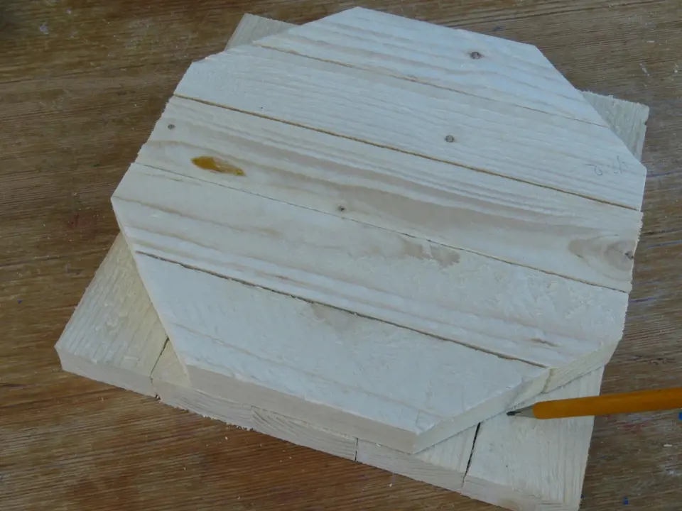 Výroba dřevěné trojnožky: Podle jedné řežeme druhé dýnko