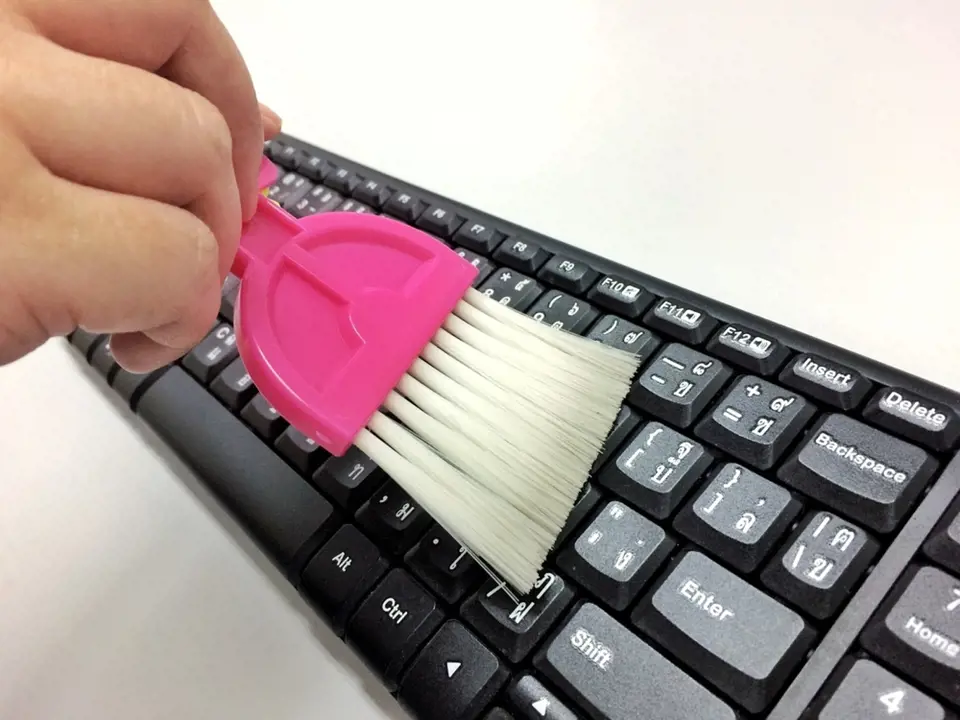 S odstraněním nečistot z mezer klávesnice pomůže štětec.