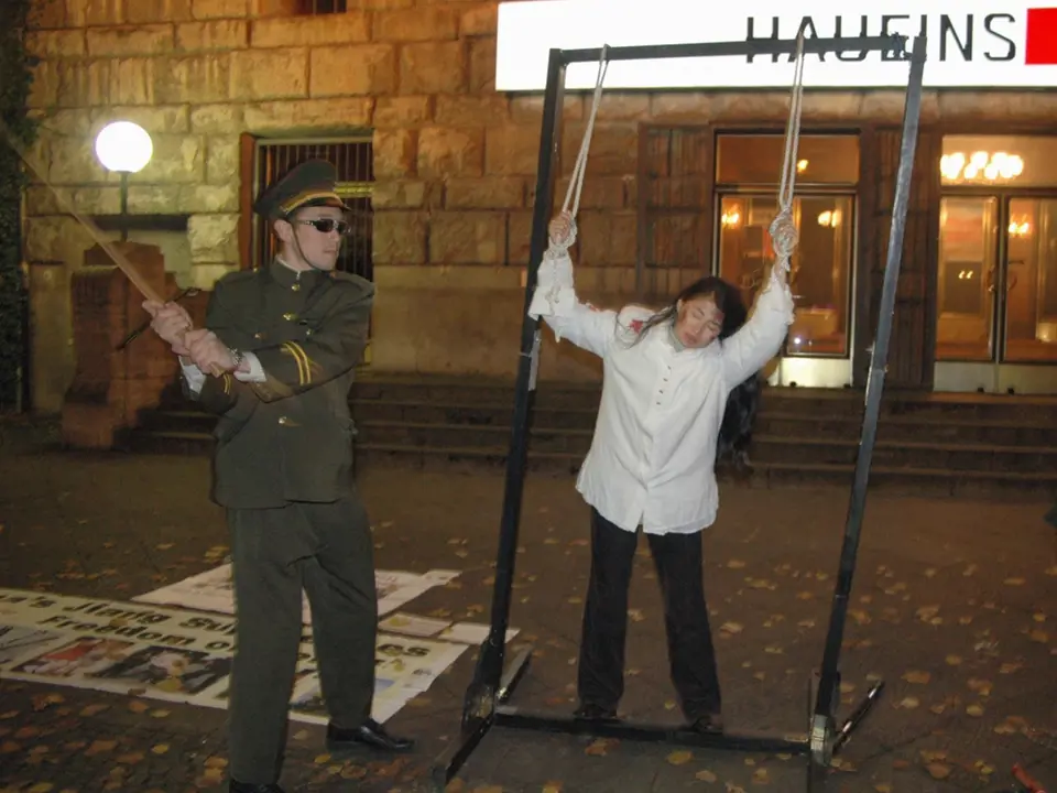 Protest proti nelidským praktikám čínské policie (Berlín, 2005)