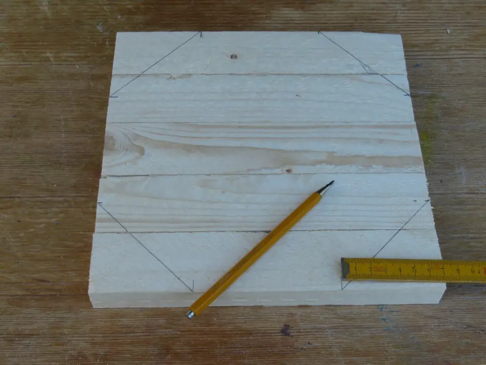 Výroba dřevěné trojnožky: Naměříme vždy 7 cm od kraje