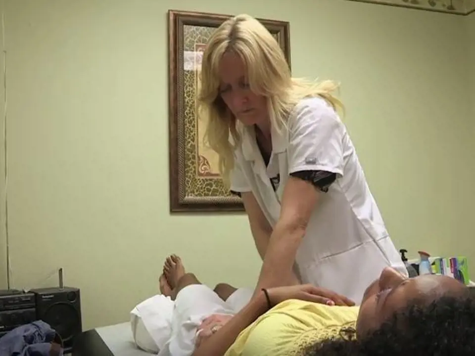 Terapeutka Gina Parsonic provádí speciální masáže, které by měly zmírnit neustálé svalové napětí. 