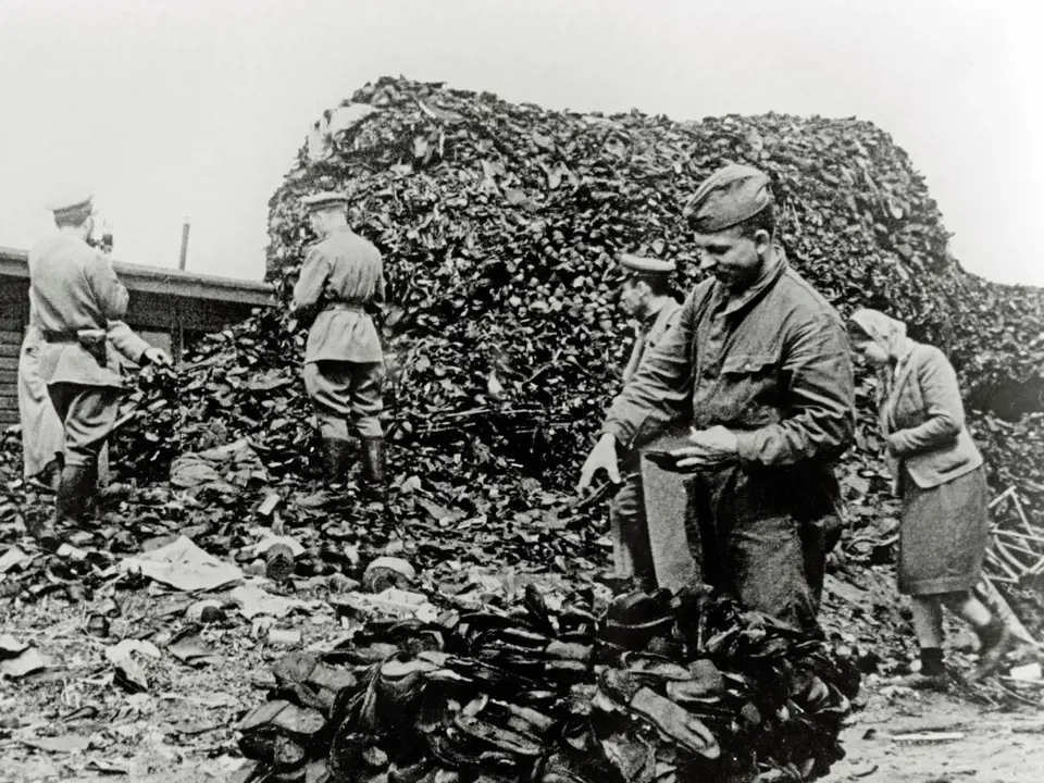 V táboře vojáci našli hromady bot obětí holocaustu.