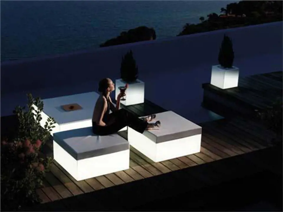Svítící nábytek potěší každou romantickou duši. Tento elegantní zahradní nábytek nese název Quadrat by Vondom.