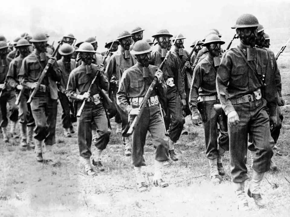 Vojáci se před bojovými plyny bránili maskou