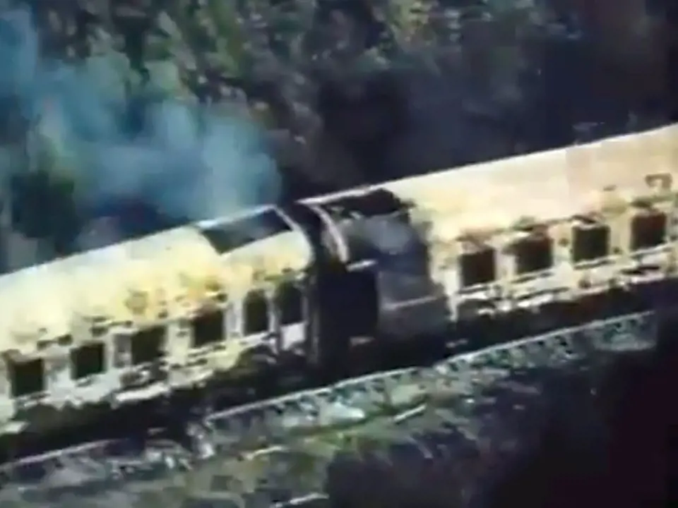 Výbuch zemního plynu zničil dva vlaky a zabil 575 lidí