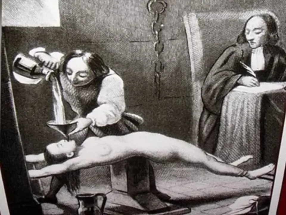 Nejděsivnější tresty, které mohla žena dostat za zapovězenou lásku - ilustrační foto - mučení litím tekutiny do úst