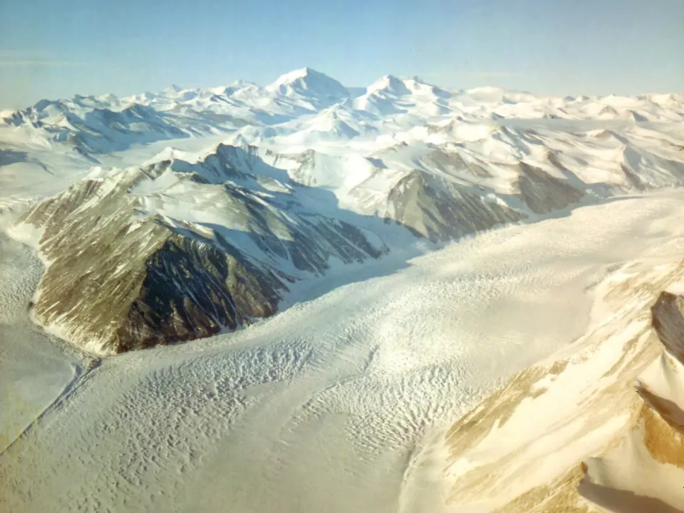 Letecký pohled na Beardmoreův ledovec.
