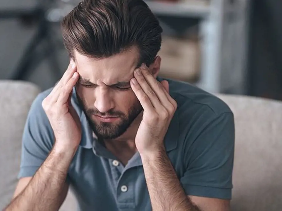 Jedním ze symptomů může být bolest hlavy