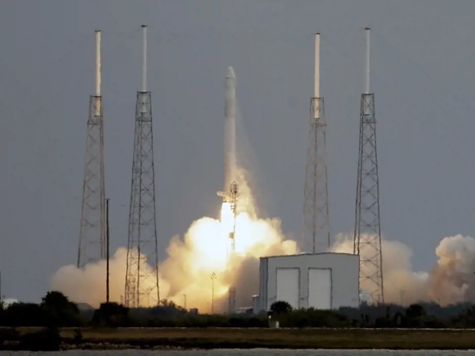 Raketa Falcon 9 při startu z floridského Mysu Canaveral.