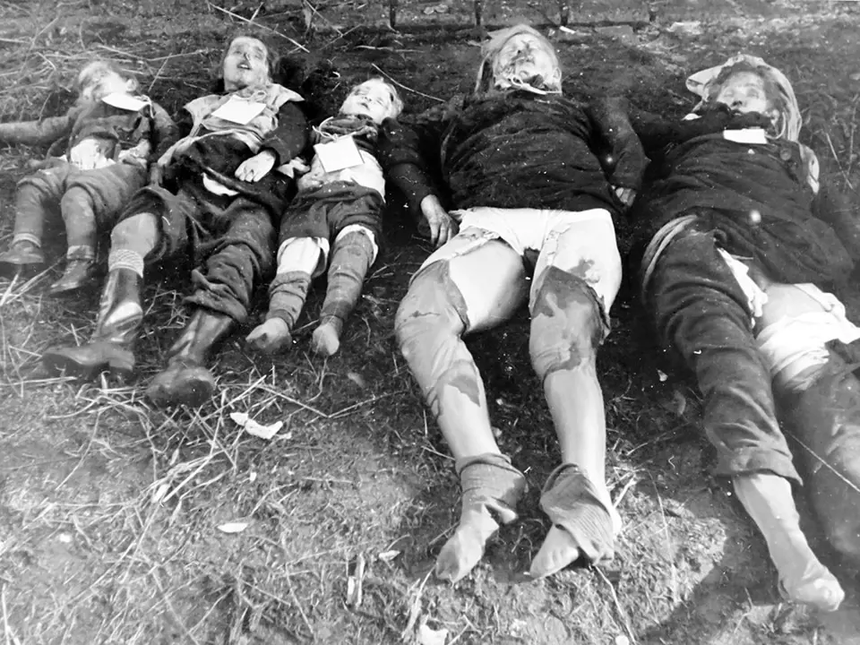 Těla dvou německých žen a tří dětí zabitých sověty v německém Metgethenu