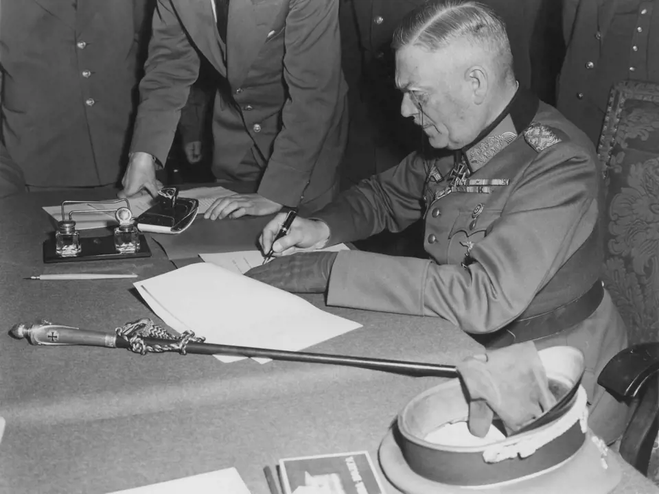Maršál Keitel při podpisu kapitulace Německa