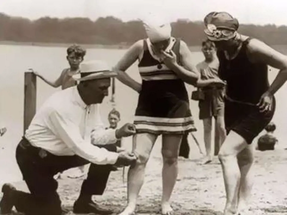 Toto je skutečně zcela seriózní měření délky plavek mladých Američanek. Ženy se na začátku 20. století nesměly moc odhalovat. Podobně to ale platilo i pro muže, ti až do roku 1937 nesměli chodit k vodě "nahoře bez".